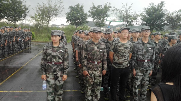 那日天氣并不好，傍晚時分下起了傾盆大雨但你們依然屹立不倒同甘共苦！